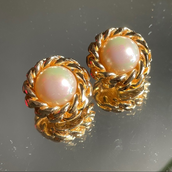 Christian Dior
Vintage
Clip-On
Pearl Gold
Earrings - Picture 8 of 9